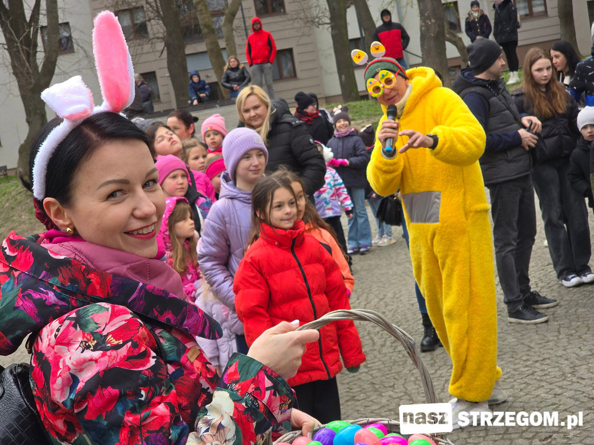 W niedzielę wielkanocny zając z ekipą pojawił się na ulicach Strzegomia [FOTO] 